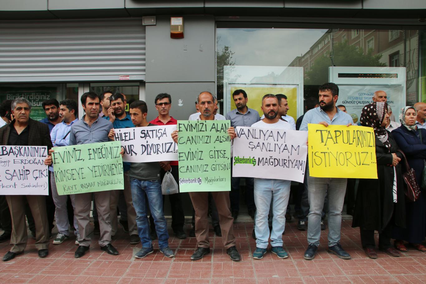Konut mağdurları eylem yaptı